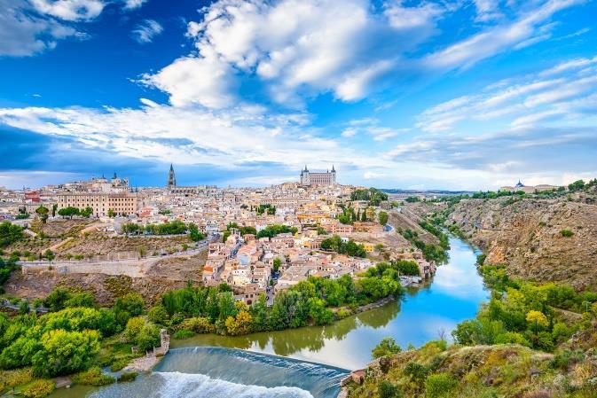 Κτισμένη στις όχθες του ποταμού Γουαδαλκιβίρ (Guadalquivir) και λουσμένη από τον λαμπρό μεσογειακό ήλιο, η Κόρδοβα έχει να επιδείξει μια μακραίωνη ιστορική διαδρομή που ξεκινά το 169 π.χ., όταν ιδρύθηκε από τους Ρωμαίους.