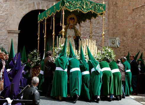 Τι κάνει το Πάσχα στην Ισπανία τόσο ξεχωριστό; Το Πάσχα στην Ισπανία διαφέρει από ό,τι στα άλλα κράτη της καθολικής εκκλησίας. Ειδικά στην Ανδαλουσία το γιορτάζουν θριαμβευτικά και για 40 ημέρες!
