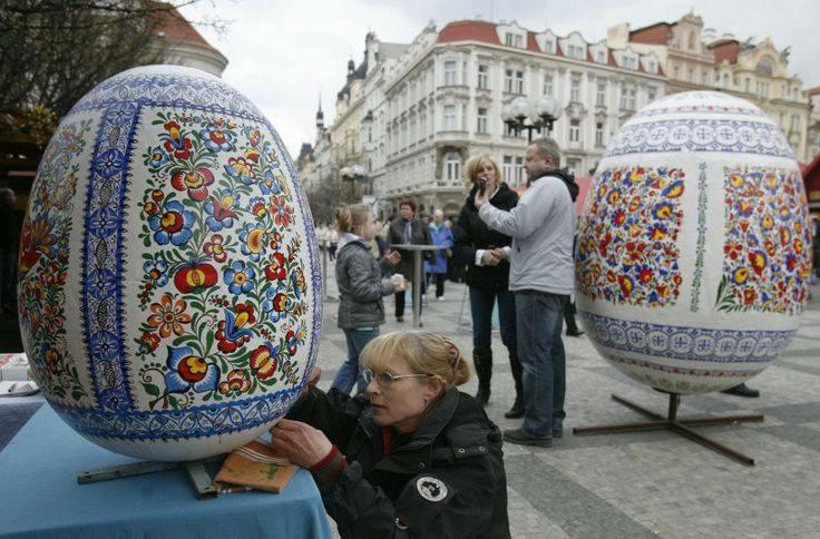 Πασχαλιάτικες παραδόσεις Το Πάσχα είναι η πιο σημαντική γιορτή της Χριστιανοσύνης με πολλά έθιμα να δίνουν μία