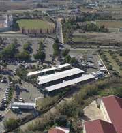 εύκολη πρόσβαση και προμήθεια φρέσκων γεωργικών και άλλων προϊόντων. Τις τελευταίες δεκαετίες στεγαζόταν στους χώρους των Αποθηκών του Δήμου.