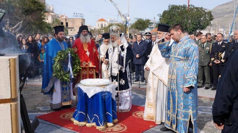 Το εκκλησίασμα στη συνέχεια έψαλε τον Εθνικό ύμνο. Ακολούθησε η μετάβαση στο μνημείο των πεσόντων αξιωματικών μπροστά από το Λιμεναρχείο, όπου εψάλη τρισάγιο. Στη συνέχεια έγινε η κατάθεση στεφάνων.