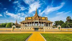 κεντρικούς του πύργους απεικονίζονται στη σημαία της Καμπότζης. Συνεχίζουμε την περιήγησή μας σε άλλους ναούς, ο καθένας εκ των οποίων παρουσιάζει ιδιαίτερη αρχιτεκτονική και γοητεία.
