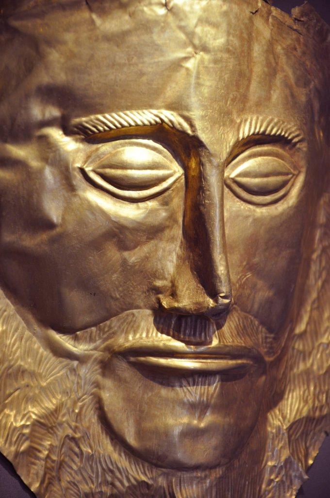 Χρυσή νεκρική προσωπίδα, γνωστή με τη συμβατική ονομασία «μάσκα του Αγαμέμνονα». Από τον Ταφικό Κύκλο Α των Μυκηνών,16ος αι. π.χ.