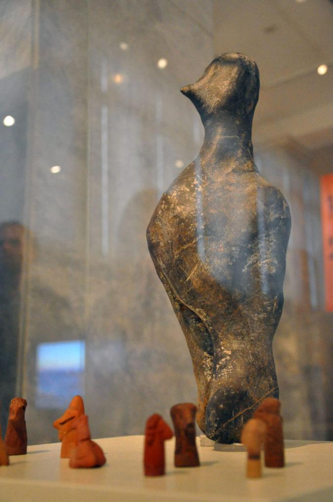 «Ένα Αίνιγμα 7000 χρόνων»: λίθινη ανθρώπινη μορφή της τελικής νεολιθικής περιόδου (Φωτογραφικό Αρχείο Εθνικού Αρχαιολογικού Μουσείου) Μετά από τα έντεκα θαυμάσια αντικείμενα που ήρθαν στο φως της