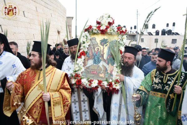 Ο Χριστός ζωγραφίζεται καθισμένος πλάγια πάνω στο υποζύγιο ευλογών. Έτσι φαίνεται σαν να είναι ένας ένθρονος και δοξασμένος ηγέτης, που επισκέπτεται τους υπηκόους Του.