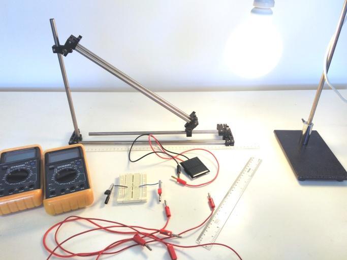 Ένα Φ/Β στοιχείο με καλώδια σύνδεσης Ένα σύστημα στήριξης με λαμπτήρα φωτισμού (1 βάση,1 σύνδεσμο, 1 ράβδος 60cm και