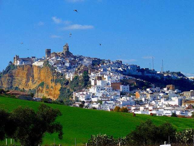 να σταθµεύσουν στην είσοδο και η ξενάγηση γίνεται µε ακουστικά.