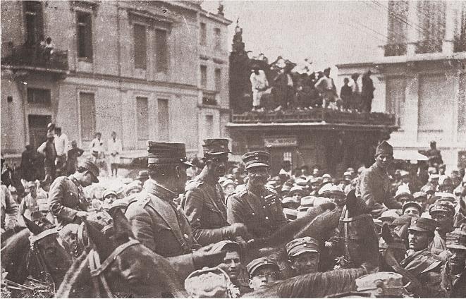 Ο Μεςοπόλεμοσ Σεπτζμβριοσ του 1922. Τμιματα του ελλθνικοφ ςτρατοφ ειςζρχονται ςτθν Ακινα Μετά τθ Μικραςιατικι Καταςτροφι, περιςςότεροι από ζνα εκατομμφριο πρόςφυγεσ ζφταςαν ςτθν Ελλάδα.