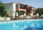 ορισµένα καταλύµατα στο Skopelos Holidays Hotel & Spa διαθέτουν ιδιωτικό εξωτερικό χώρο µε πισίνα και έπιπλα κήπου.