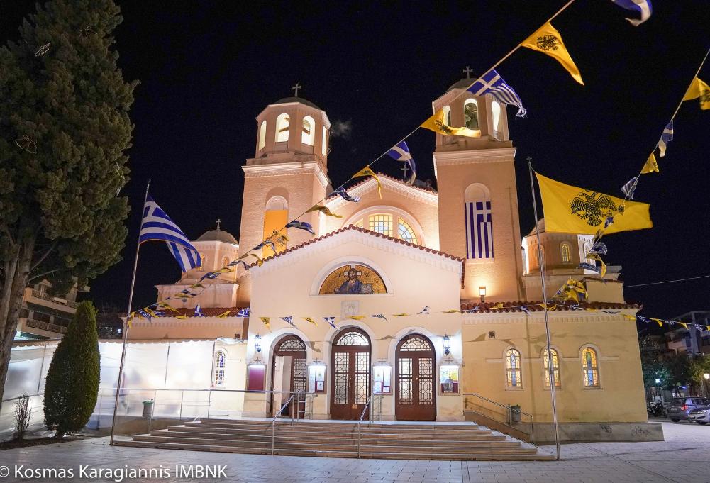 προστρέχουν σ Αὐ τήν, γιατί ποτέ δέν ἐγκατέλειψε τό εὐ σεβές Γένος μας, ἀλλά ἦταν πάντοτε ἡ ὑπέρμαχος Στρατηγός του ἡ ἀκαταμάχητη προστασία του.