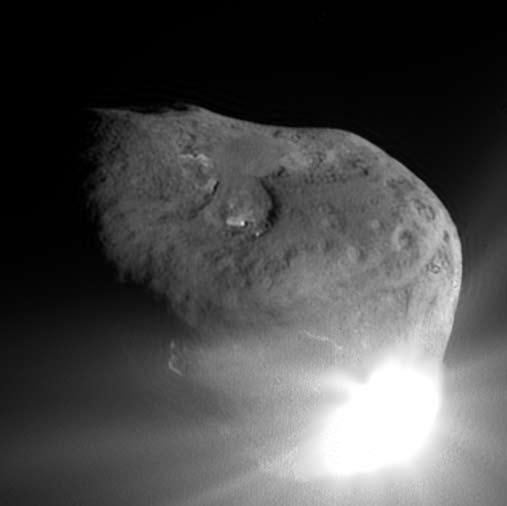 38 σκευή επέστρεψε από το διαστημικό της ραντεβού με τον κομήτη, απελευθερώνοντας τον Ιανουάριο του 2006 μία κάψουλα, η οποία μετέφερε στη Γη για πρώτη φορά τέτοιου είδους υλικό.