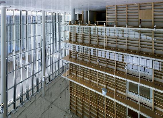 ΤΕΧΝΙΚΕΣ ΣΕΛΙΔΕΣ ΑΡΘΡΑ Το υαλοπέτασμα στο κτίριο της βιβλιοθήκης του Κέντρου Πολιτισμού Ίδρυμα Σταύρος Νιάρχος, λόγω του πολύ μεγάλου ελεύθερου ύψους τους (24 m), αποτέλεσε καινοτόμο ειδική κατασκευή