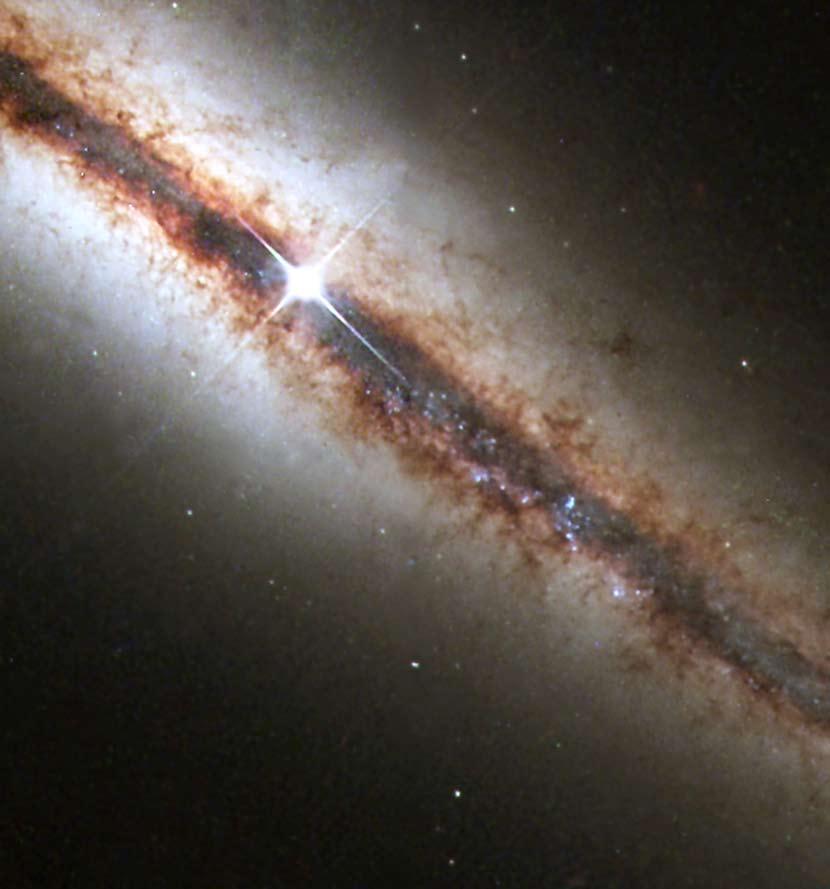 Όλα όσα έχουμε ανακαλύψει έως τώρα καταδεικνύουν ότι το μεγαλύτερο μέρος της ύλης των γαλαξιών του Σύμπαντος δεν αντιστοιχεί στα αναρίθμητα άστρα και στα αέρια νέφη που μπορούμε να ανιχνεύσουμε με τα