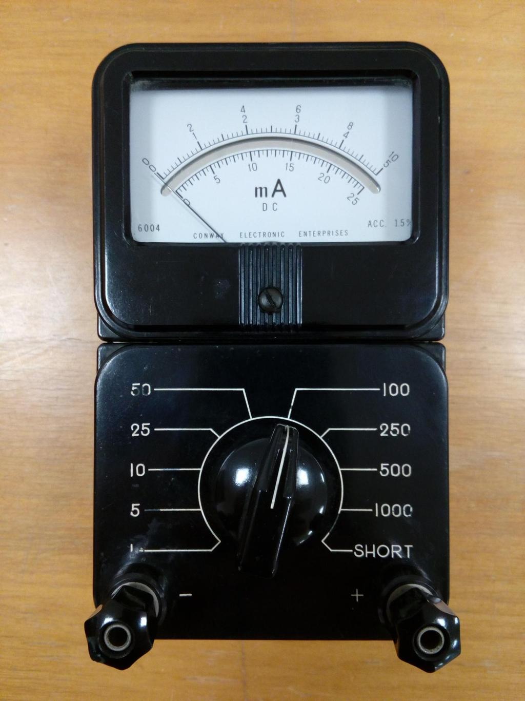 Αμπερόμετρο κινητού πηνίου Στο εργαστήριο θα χρησιμοποιηθεί το : Το όργανο αυτό είναι ένα αμπερόμετρο μέτρησης συνεχούς ρεύματος το οποίο διαθέτει εννέα κλίμακες : Από 0 έως 1
