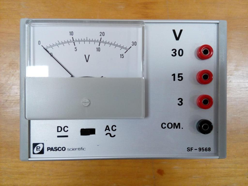 Βολτόμετρο κινητού πηνίου Στο εργαστήριο θα χρησιμοποιηθεί το : Το εμφανιζόμενο στην εικόνα βολτόμετρο είναι ένα όργανο ικανό να μετρήσει τόσο συνεχή, όσο και εναλλασσόμενη τάση.