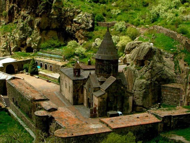 Η πόλη αποκαλείται από τους Αρμενίους Γερεβάν, δηλαδή "η ορατή", επειδή, σύμφωνα με το μύθο, ήταν η πρώτη τοποθεσία που είδε ο Νώε μετά τον Κατακλυσμό.
