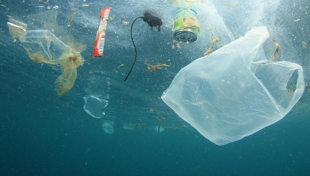 Plastic carrier bags and other garbage pollution in ocean - AP Images/European Union-EP Οι επιπτώσεις της κουλτούρας που επικρατεί σήμερα, με το να πετάμε τα πλαστικά μετά την πρώτη τους χρήση, είναι