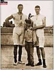 Στην ηλικία των 10 ετών και 218 ημερών, στους Α Ολυμπιακούς Αγώνες στην Αθήνα το 1896, ο Λούνδρας -ως μέλος του Εθνικού Γυμναστικού Συλλόγουπήρε το χάλκινο μετάλλιο στο ομαδικό δίζυγο.