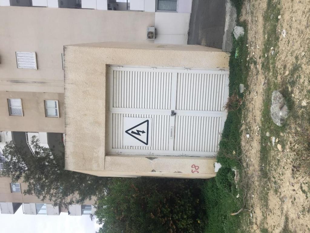 Κεφάλαιο 5 Μετρήσεις και Παρατηρήσεις επαγόταν λόγω του ηλεκτρικού ρεύματος που διαπερνούσε τα καλώδια της. 5.3 Υποσταθμοί διανομής επίγειου τύπου Πραγματοποιήθηκαν μετρήσεις σε δύο υποσταθμούς διανομής στην περιοχή Αγλαντζιάς και σε δύο υποσταθμούς διανομής στην περιοχή του χωριού Δευτερά.
