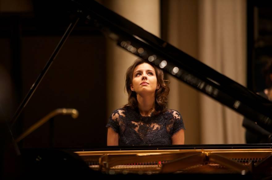 OLGA ZADO / πιάνο Έχοντας περιγραφεί από την εφημερίδα Mannheimer Morgen ως «μάγισσα του πιάνου», η Olga Zado συγκινεί τα ακροατήρια και τους μουσικοκριτικούς ανά το παγκόσμιο με την ποιητική