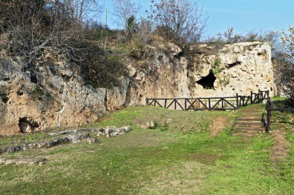 έπρεπε να ακουμπήσει σ έδαος, κάτι που δεν συνέβη γι αυτό και έχασε την ζωή υ) και προκειμένου να εξευγενισύν οι θεοί ιδρύθηκαν οι επιτάφιοι αθλητικοί αγώνες στη Νεμέα, με υς κριτές, ως ένδειξη