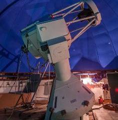 23 μ Το τηλεσκόπιο είναι τοποθετημένο σε ισημερινή στήριξη και διαθέτει ένα παραβολοειδές πρωτεύον κάτοπτρο διαμέτρου 1.