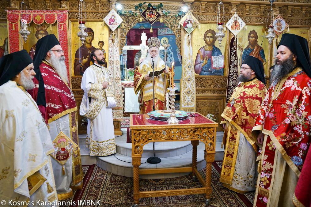 Γι αὐτό καί ἄς προσπαθήσουμε νά ἀπαλλαγοῦμε πρωτίστως ἀπό ὅ,τι μᾶς χωρίζει καί μᾶς ἀπομα κρύ νει ἀπό τόν Χριστό, ἀπό τίς ἀδυναμίες καί τίς κακίες μας, ἀπό τά πάθη καί τίς ἁμαρτίες μας, καί ἄς