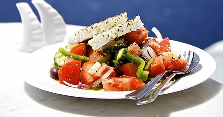 ΣΑΛΑΤΕΣ SALADS Σαλάτα Chef Chef Salad (μαρούλι, τυρί γκούντα, ζαμπόν, ντομάτα, αγγούρι, αυγό, σως) (lettuce, gouda cheese, ham, tomato, cucumber, egg, sauce) Χωριάτικη - Greek Salad (ντομάτα,