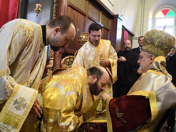 ». Ο Οικυμενικός Πατριάρχης, κατά τη διάρκεια της Θείας Λειτυργίας, παρέστη συμπρσευχόμενς από τ Ιερό Βήμα.