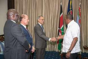 2 H Κένυα σταθερά υπέρ της βιώσιμης ανάπτυξης Η Α.Ε. ο Πρόεδρος της Κένυας, κος Uhuru Kenyatta, με τον Πρόεδρο του WWF, κο Pavan Sukhdev.