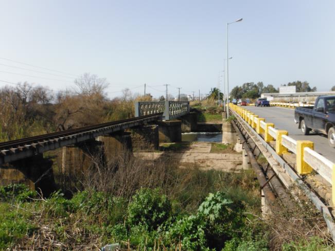 Φωτογραφία 4-3: Οδική και σιδηροδρομική Φωτογραφία 4-4: Διευθετημένη κοίτη π. Άρι. γέφυρα Πάμισου επί διευθετημένης κοίτης.