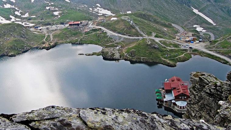 Η πόλη έχει πολλά σημεία ενδιαφέροντος, γεωγραφικής και πολιτισμικής αξίας, όπως το ορεινό θέρετρο Paltinis, τα βουνά Fagaras και τα γύρω χωριά.