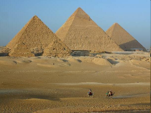 Οι πυραμίδες της Αιγύπτου Οι πυραμίδεςτηςγκίζας είναιτοαρχαιότερο καιτομοναδικό σωζόμενο απόταεπτά