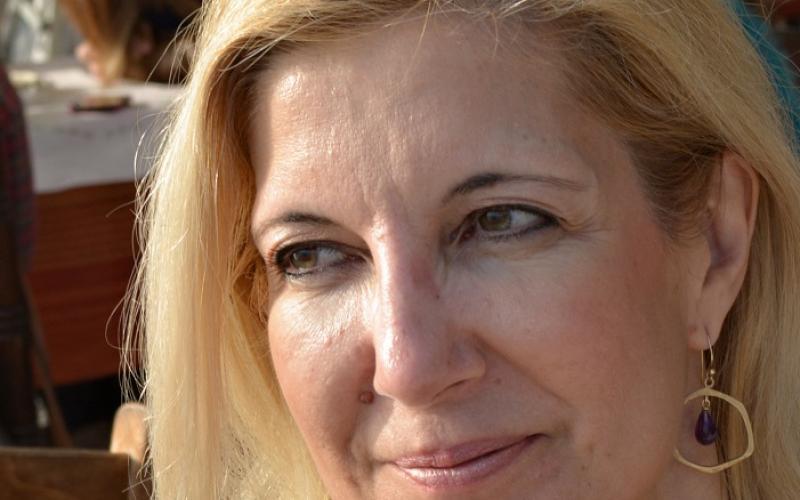 Σοφία Δημοπούλου: «Το παρελθόν μάς καθορίζει» Η συγγραφέας μίλησε για το νέο της μυθιστόρημα με τίτλο "Πώς υφαίνεται ο χρόνος" Συνέντευξη στη Λεμονιά Βασβάνη Το "Πώς υφαίνεται ο χρόνος" απασχολεί τη