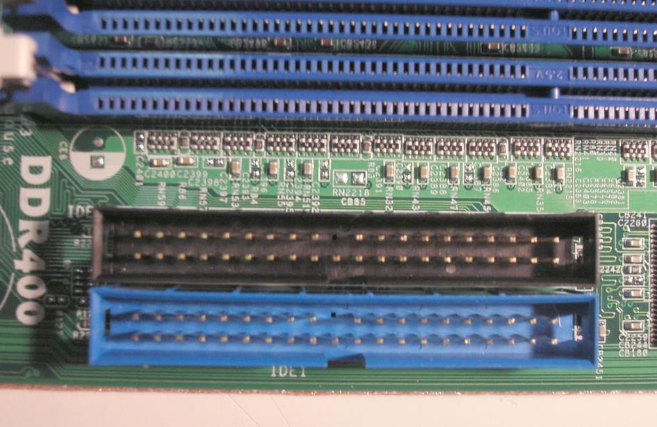 Διασύνδεση PATA στο motherboard Η διασύνδεση PATA (Parallel ATA) που αρχικά ονομάζετο EIDE/ΑΤΑ (ATA: AT Attachment) είναι παλαιότερο σύστημα για την σύνδεση μονάδων αποθήκευσης (σκληρών