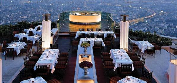 SKY RESTAURANT ΔΕΙΠΝΟ ΣΤΑ ΥΨΗ Έναρξη: 20:00 Διάρκεια: 2 ώρες Στον 76ο και 78ο όροφο, το εστιατόριο διαθέτει μερικές από τις ωραιότερες βραδιές με θέα στη μαγευτική Μπανγκόκ.