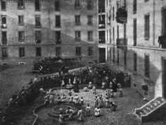 Στις 6 Ιανουαρίου 1907 άνοιξε το πρώτο Σπίτι των Παιδιών