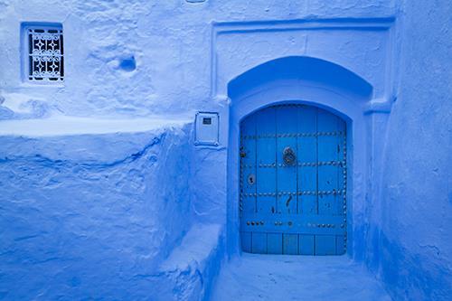 σημαντικό κέντρο μαροκινής καλλιτεχνικής δημιουργίας, με πολλούς ζωγράφους και καλλιτέχνες. Ανεβείτε στο κάστρο για να απολαύσετε τη θέα του ωκεανού.