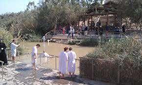 «σιδηράς συνοριακής πύλης», που χωρίζει την Ιεριχώ από την κατεχόμενη περιοχή, στον Ιορδάνη ποταμό, στο πραγματικό σημείο που βαπτίσθηκε ο Χριστός μας, από τον Τίμιο Πρόδρομο.