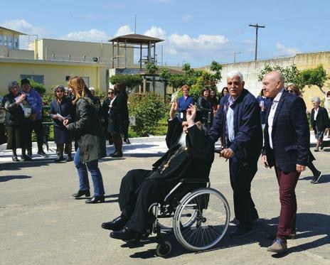 πασχαλινή τους ἐπίσκεψη στό Κατάστημα Κράτησης Πατρῶν. Ὁ π.