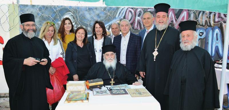 Ζαννίδη χαιρετίζει τούς εὑρισκόμενους στό χῶρο τῆς ἐκδήλωσης.
