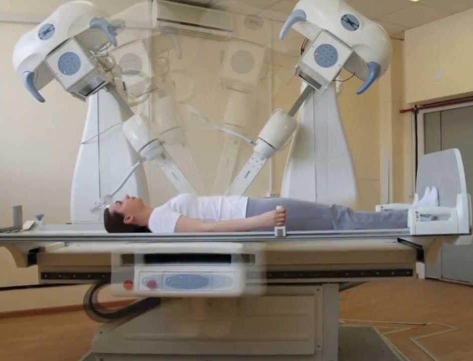 Κλασική τομογραφία Χαρακτηριστικά κλασικής τομογραφίας o Η λυχνία κινείται αντίθετα από την ανιχνευτική μονάδα. o Ελαχιστοποιεί την επιπροβολή δομών πάνω και κάτω από το επίπεδο εστίασης.