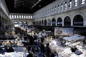 ΒΑΡΒΑΚΕΙΟΣ ΑΓΟΡΑ Η Βαρβάκειος Αγορά που στεγάζει την κεντρική αγορά κρεάτων, ψαριών και λαχανικών της Αθήνας, βρίσκεται στην οδό Αθηνάς και λειτουργεί αδιάκοπα από το 1886 όταν οι εργασίες