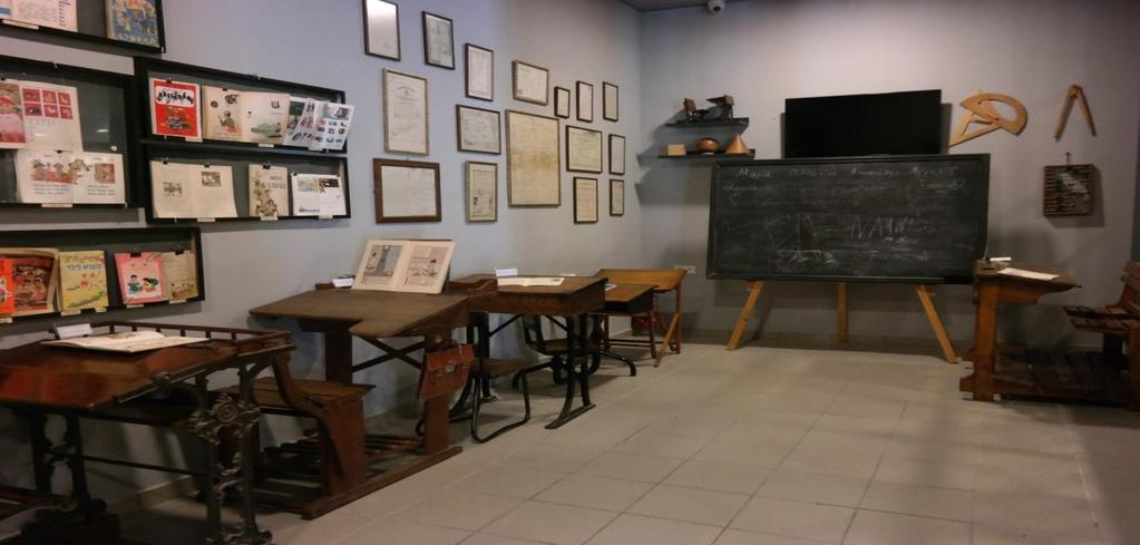 4. Αίθουσα Αναγνωστηρίου Συλλογή υλικών γραφής του Μιχάλη Καΐρη που περιλαμβάνει: 1) Χαρτοκόπτες από μέταλλο,