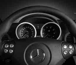 Serienausstattung Alle Motorvarianten: INTERI Ablagebox an der Rückwand zwischen den Sitzen Ablagefach mit Steckdose Airbag mit mehrstufiger Auslçselogik und Head-/Thorax-Sidebags (Seiten-Airbags mit