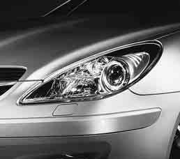 Ziernaht Veloursfußmatten mit roter Kettelung Zierteile auf Fahrerseite in schwarz Zierteil auf Beifahrerseite in Carbon-Optik EXTERI AMG Abrißkante auf Heckdeckel 17" Bremsanlage, Bremsscheiben