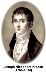 Το έτος 1827 ο Γάλλος φυσικός Joseph Nicephore Niepce πέτυχε να δημιουργήσει