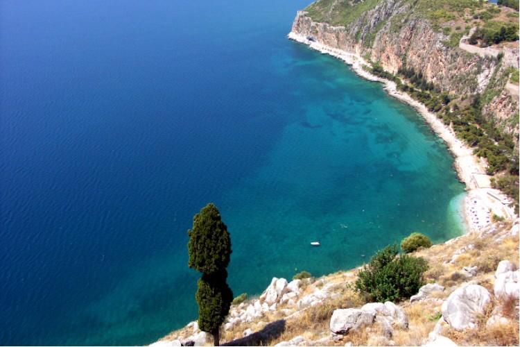 Καπαθύναρ ΘΑΛΑΙΑ ΠΟΡ ΚΑΙ ΧΙΛΗ ΑΜΜΟ Water sports και χιλή, κασάξανθη άμμορ δίνοτν σο ςσίγμα ςσην σεπάςσια παπαλία σηρ Καπαθύναρ, ποτ απλύνεσαι ςε έναν κϋλπο νϋσια σηρ πϋληρ (3 φλμ. απϋ σο Ναόπλιο).