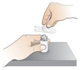 Αφαιρέστε την πλαστική συσκευασία του προσαρμογέα του φιαλιδίου αφήνοντας τον προσαρμογέα του φιαλιδίου πάνω στο φιαλίδιο. Μην αγγίζετε την άκρη του προσαρμογέα του φιαλιδίου. Βήμα 3.