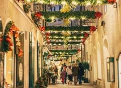 Στη συνέχεια θα επισκεφθούμε την ονειρική και παραμυθένια χριστουγεννιάτικη αγορά Adventzauber στην πλατεία Δημαρχείου που είναι γεμάτη με λαμπιόνια, πάγκους με ρετρό παιχνίδια, χειροποίητα στολίδια